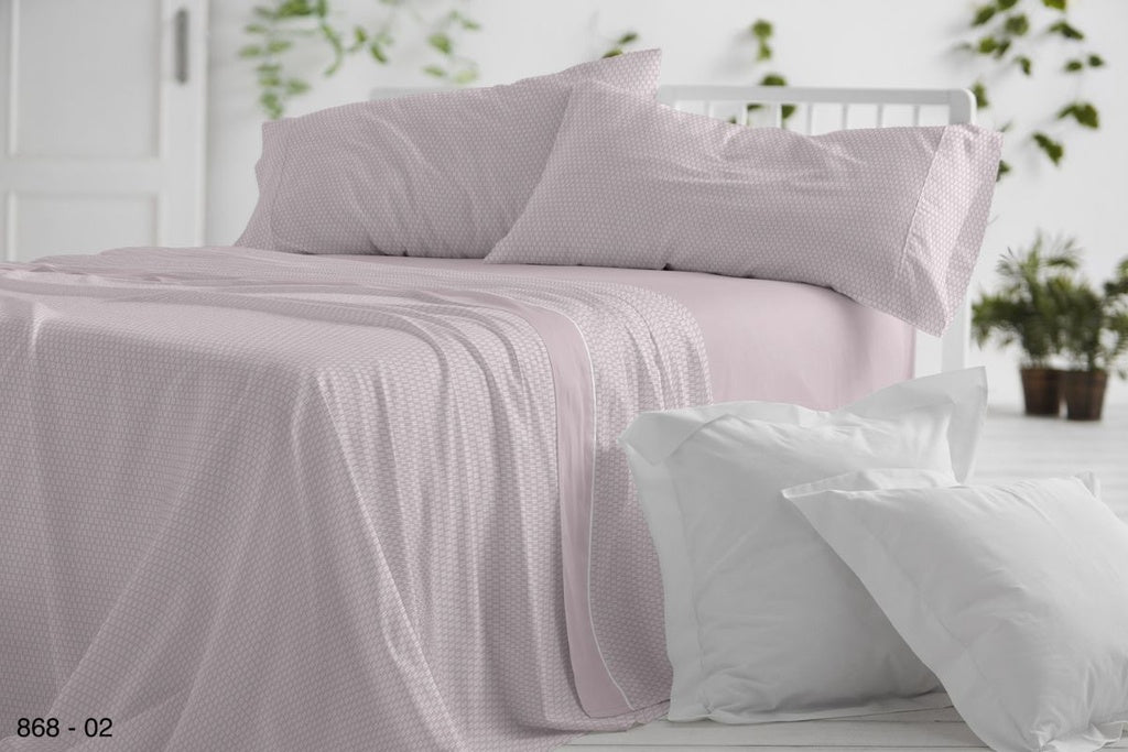 Juego de sábanas Burrito Blanco Dorvel nude en cama, estampado moderno y fresco.