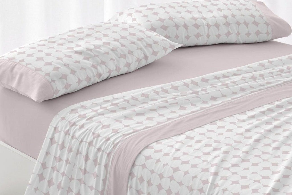Detalle del estampado de formas suaves y geométricas en las sábanas Burrito Blanco color rosa.
