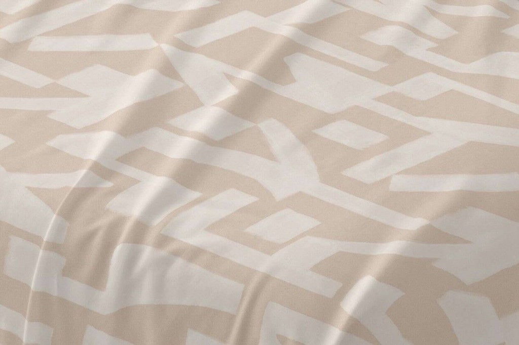 Detalle del pespunte en embozo de encimera o aplicación de almohada de sábanas Burrito Blanco arcilla.