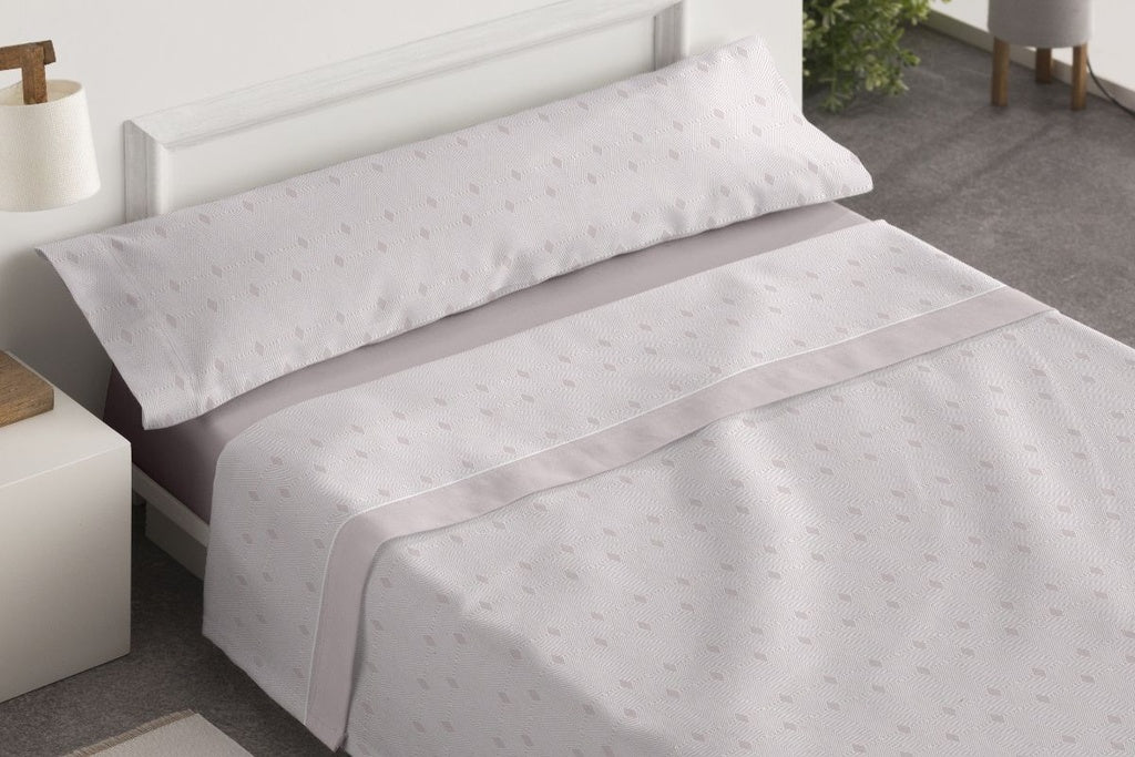 Detalle del bonito estampado de rombos en sábanas Burrito Blanco Dorvel nude.