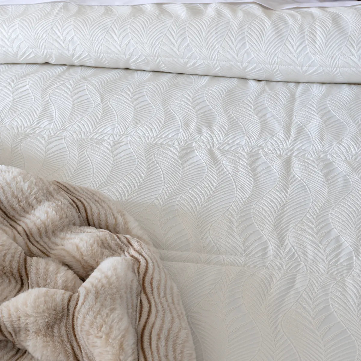 CONFORTER JACQUARD MODELO ARIEL MARFIL SANDECO