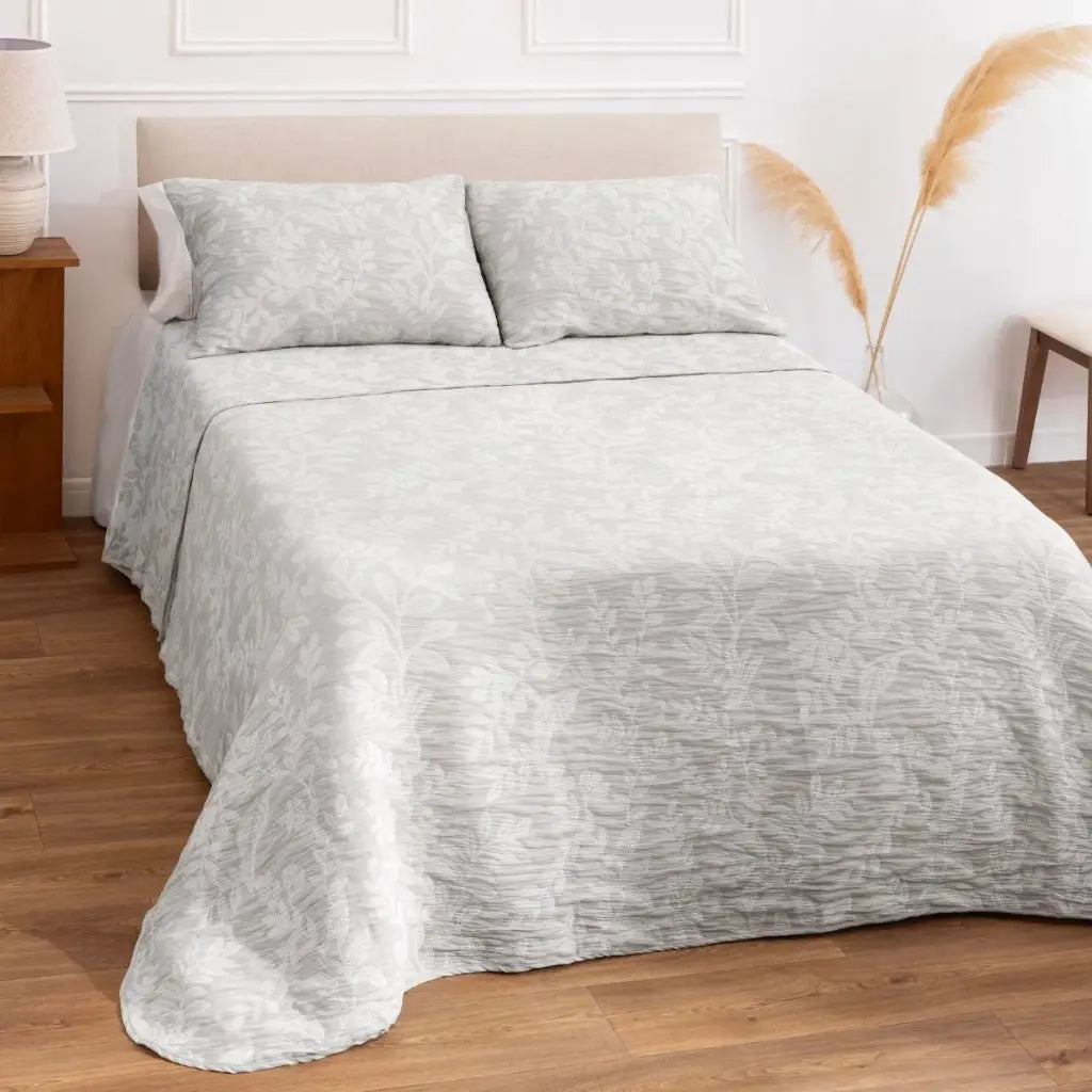 Colcha Jacquard Reversible Gris Indiana – Elegante, Moderna y Ligera para Cama 135 y 150