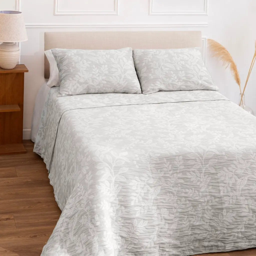 Colcha Jacquard Reversible Gris Indiana – Elegante, Moderna y Ligera para Cama 135 y 150