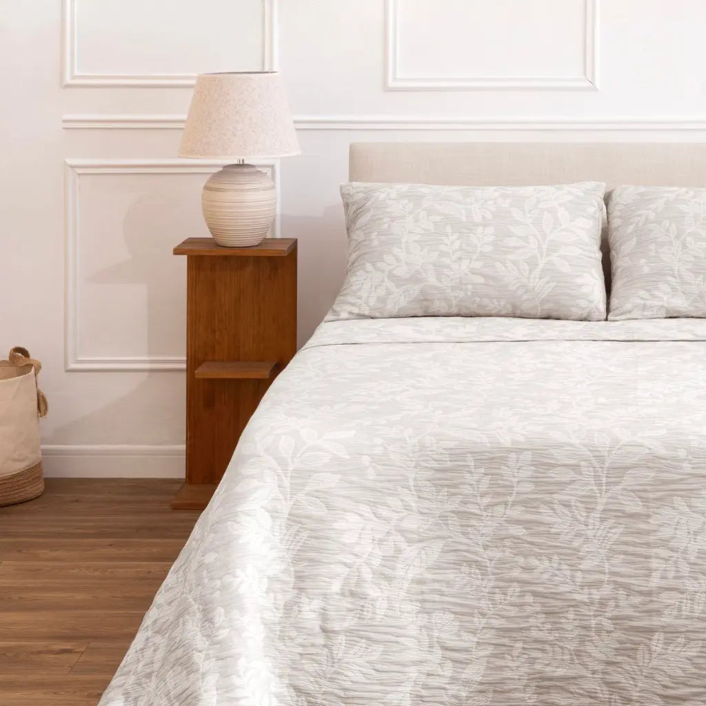 Colcha Jacquard Reversible Gris Indiana – Elegante, Moderna y Ligera para Cama 135 y 150